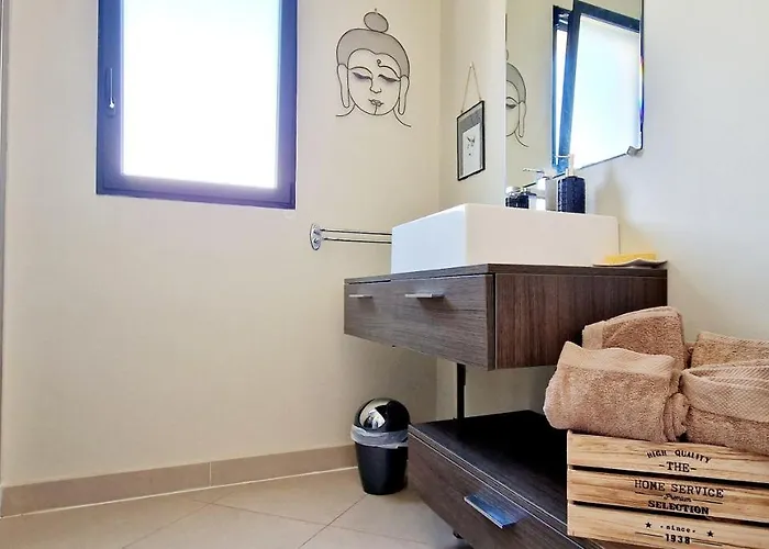 Bistinetti Rez De Confort Avec Piscine アパート